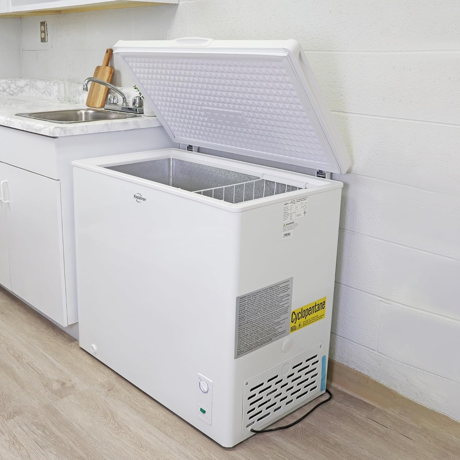 5.0 cu ft (155L), White, Manual Defrost Deep Freeze, Storage Basket, Space-Saving Flat Back, Stay-Open Lid, Front-Access Defrost Drain, for Apartment, Condo, Cottage