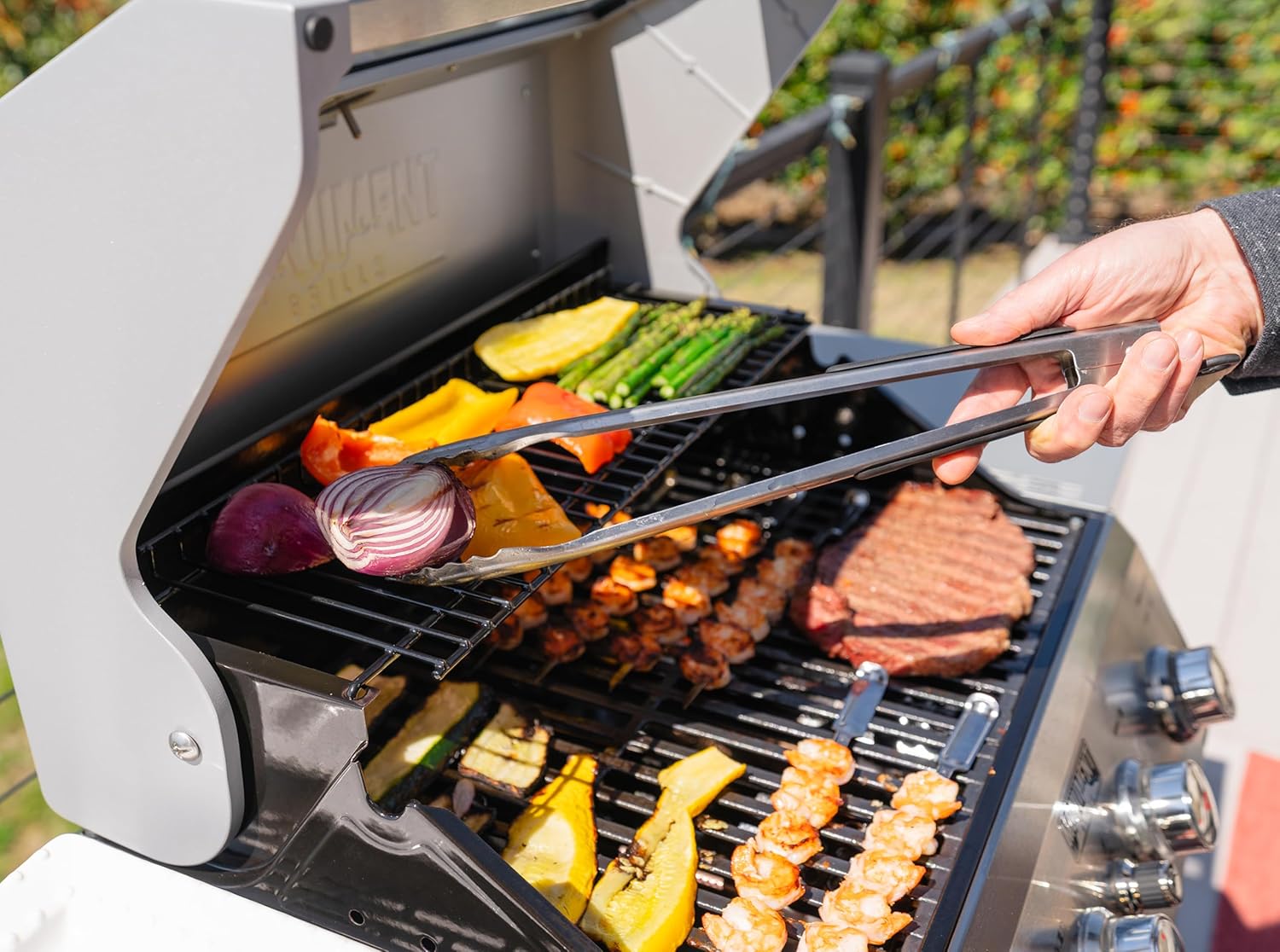 4-Burner Liquid Propane Gas Grill, Silver Stainless Steel Grill Outdoor Patio Garden Barbecue Grill with Clearview® Lid and One Foldable Shelves, Mesa400MF